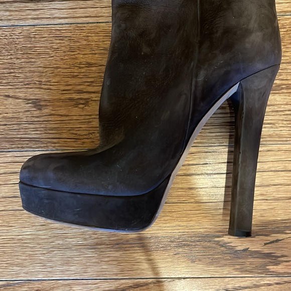 Gucci Black Heeled Boots with Gold Buckle - Picture 7 of 14